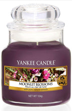 Carica l&#39;immagine nel visualizzatore di Gallery, Yankee Candle - Candela profumata in barattolo, colore: Nero cocco, Fiori al chiaro di luna, Small Jar Candle
