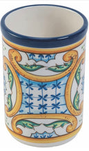 Carica l&#39;immagine nel visualizzatore di Gallery, Villa d’Este Home Tivoli Le Riggiole Portautensili in ceramica con 3 utensili da cucina in legno
