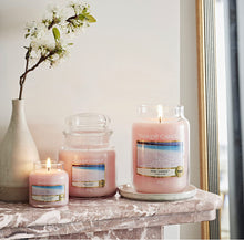 Carica l&#39;immagine nel visualizzatore di Gallery, Yankee Candle 1205337E Giara Pink Sands Grande-Candele profumate, Sabbie Rosa
