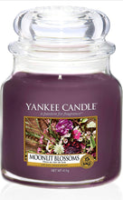 Carica l&#39;immagine nel visualizzatore di Gallery, Yankee Candle Candela profumata in barattolo medio, fiori al chiaro di luna
