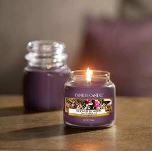 Yankee Candle - Candela profumata in barattolo, colore: Nero cocco, Fiori al chiaro di luna, Small Jar Candle