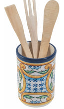 Carica l&#39;immagine nel visualizzatore di Gallery, Villa d’Este Home Tivoli Le Riggiole Portautensili in ceramica con 3 utensili da cucina in legno
