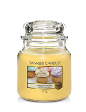 Carica l&#39;immagine nel visualizzatore di Gallery, Yankee Candle Candela profumata in giara media | Cupcake alla vaniglia | Durata Fino a 75 Ore
