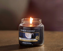Carica l&#39;immagine nel visualizzatore di Gallery, Yankee Candle Candela profumata in giara piccola | Notte di Mezza Estate | Durata Fino a 30 Ore
