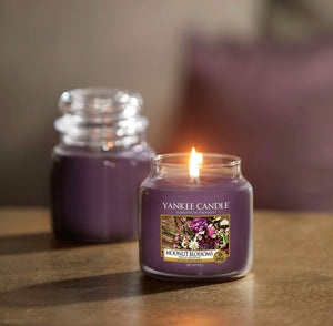 Yankee Candle Candela profumata in barattolo medio, fiori al chiaro di luna