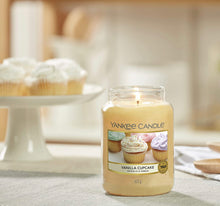 Carica l&#39;immagine nel visualizzatore di Gallery, Yankee Candle Candela Profumata In Giara Grande, Durata Fino A 150 Ore, Giallo, 9.8 x 9.8 x 17.5 Cm
